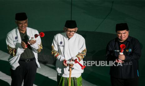 Menteri BUMN Erick Thohir (kanan), Rais Aam PBNU Kiai Miftachul Akhyar (tengah), dan Gubernur Jawa Tengah Ganjar Pranowo (kiri) membunyikan terompet saat pembukaan Porseni NU di GOR Sritex Arena, Solo, Jawa Tengah, Senin (16/1/2023). Porseni Nahdlatul Ulama (NU) diikut 3.600 peserta kategori pelajar, mahasiswa, dan santri pondok pesantren dari 34 Provinsi di Indonesia tersebut akan mempertandingankan tujuh cabang olahraga dan kesenian NU yang berlangsung hingga tanggal 22 Januari 2023. 