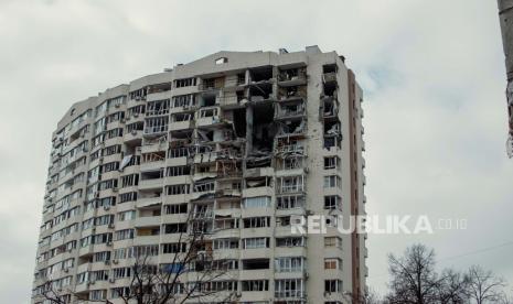  Pemandangan bangunan tempat tinggal yang rusak akibat penembakan di Chernihiv, Ukraina, Rabu, 9 Maret 2022.