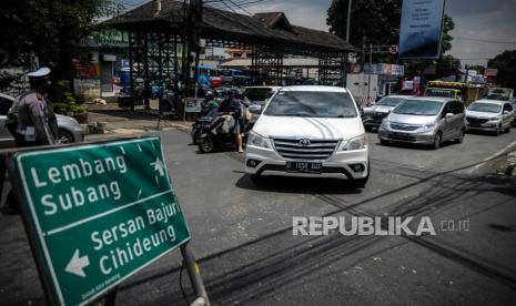 Anggota kepolisian mengalihkan jalur menuju kawasan wisata Lembang di Jalan Setiabudi, Bandung, Jawa Barat, Kamis (29/10/2020) Pada cuti bersama serta libur panjang Maulid Nabi Muhammad SAW hari kedua, jalur wisata menuju Lembang dipadati kendaraan wisatawan, dan kepolisian memberlakukan pengalihan arus untuk mengurai kemacetan. 