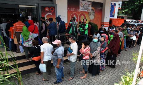 Warga antre mengambil Bantuan Sosial (Bansos) tunai di Kantor Pos Kota Bogor, Jawa Barat, Jumat (17/7). Pengalokasian anggaran harus diperbanyak untuk meningkatkan konsumsi masyarakat agar ekonomi dapat bergerak.