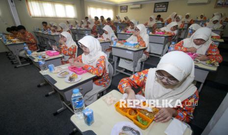 Pelajar menyantap makan siang saat peluncuran program Makan Siang Bergizi (Ilustrasi)