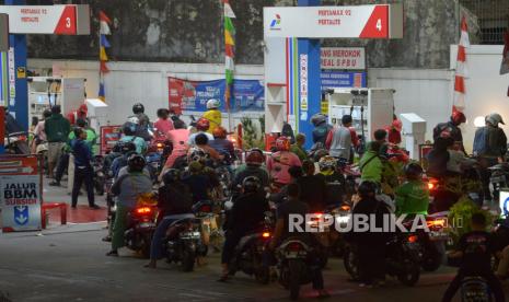 Sejumlah pengendara sepeda motor antre mengisi BBM menjelang kenaikan harga BBM (ilustrasi) 