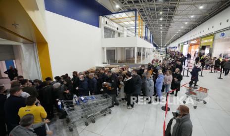 Orang-orang menunggu dalam antrean untuk memasuki toko IKEA di pinggiran St. Petersburg, Rusia, Kamis, 3 Maret 2022. IKEA menutup tokonya dan menghentikan semua pembelian di Rusia dan Belarusia mulai Jumat, 4 Maret. Menteri Belarusia Roman Golovchenko mengatakan pada Ahad (15/5/2022) malam sanksi itu telah memblokir ekspor tahunan senilai 16-18 miliar dolar AS ke Barat.