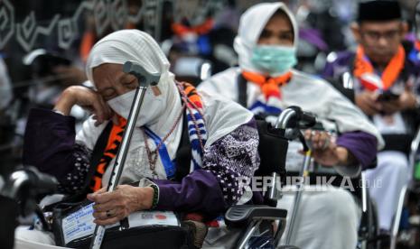 Calon jamaah haji kloter pertama bersiap menaiki pesawat sebelum berangkat ke Madinah di Bandara Soekarno Hatta, Tangerang, Banten, Ahad (12/5/2024) dini hari. Sebanyak 8.700 orang jamaah haji gelombang pertama dari 22 kloter akan diterbangkan ke Madinah untuk melaksanakan ibadah haji. Pada kesempatannya Menag RI Yaqut Cholil Qoumas ikut melepas keberangkatan jamaah haji di Bandara Soekarno Hatta. Selain itu, Gus Men, sapaan akrab Yaqut Cholil Qoumas mengapresiasi layanan fast track yang difasilitasi Pemerintah Arab Saudi dalam memudahkan jamaah sehingga proses pemeriksaan dokumen jamaah haji oleh keimigrasian Pemerintah Arab Saudi dapat dlakukan di bandara Soekarno Hatta sebagai upaya untuk menghemat proses keimigrasian jamaah saat tiba di Bandara tujuan. Untuk diketahui, Jumlah jamaah haji lansia tahun 2024 ini sebanyak 41.000 orang.