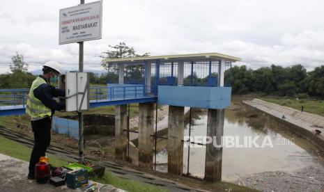 Pekerja merawat alat deteksi dini atau Early Warning System (EWS) bencana banjir di bantaran sungai  (ilustrasi)