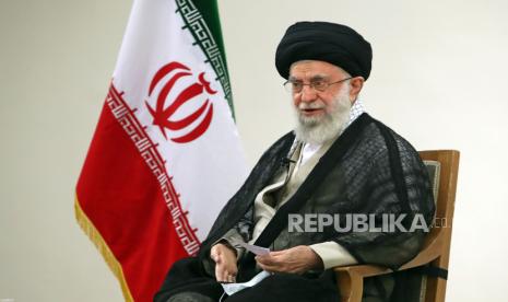 Foto selebaran yang disediakan oleh kantor pemimpin tertinggi Iran menunjukkan, pemimpin tertinggi Iran Ayatollah Ali Khamenei menyampaikan pidato TV langsung di Teheran, Iran, 11 Agustus 2021. 