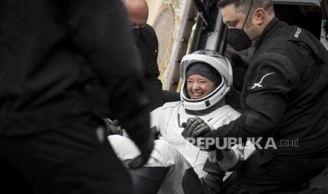 Astronaut NASA Megan McArthur dibantu keluar dari pesawat ruang angkasa SpaceX Crew Dragon Endeavour di atas kapal pemulihan SpaceX GO Navigator setelah dia dan astronaut NASA Shane Kimbrough, Japan Aerospace Exploration Agency ( Astronot JAXA) Aki Hoshide, dan astronot ESA (European Space Agency) Thomas Pesquet mendarat di Teluk Meksiko di lepas pantai Pensacola, Florida, AS,Senin (8/11/2021). Pensiunan astronaut NASA diminta untuk memimpin penerbangan pribadi ke ISS.