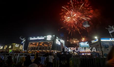 Sejumlah pengunjung melihat pertunjukan kembang api pada acara Jakarta Fair 2022 di Jakarta International Expo, Jakarta, Selasa (21/6/2022). Dalam rangka merayakan HUT DKI Jakarta ke-495, Jakarta Fair atau Pekan Raya Jakarta mengadakan pawai budaya betawi dan pertunjukan kembang api untuk menghibur pengunjung.  