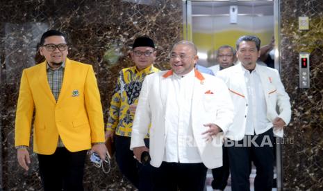 Wakil Ketua Umum Partai Golkar Ahmad Doli Kurnia (kiri) bersama Sekjen PKS Habib Aboe Bakar Al-Habsyi usai melakukan pertemuan di KAntor DPP Partai Golkar, Jakarta, Selasa (7/2/2023). Pertemuan silahturahmi antara Golkar dan PKS tersebut merupakan bentuk konsolidasi jelang pelaksanaan pemilu 2024. 