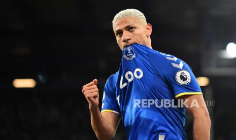 Penyerang Everton Richarlison merayakan gol dalam pertandingan sepak bola Liga Primier Inggris.