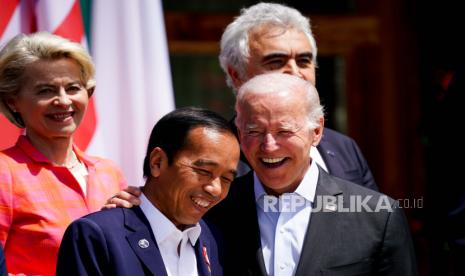 Presiden AS Joe Biden (kanan) dan Presiden Indonesia Joko Widodo (2-kiri) bereaksi di samping Presiden Komisi Eropa Ursula von der Leyen (kiri) selama KTT G7 di Kastil Elmau di Kruen, Jerman, 27 Juni 2022. Jerman menjadi tuan rumah KTT G7 di Kastil Elmau dekat Garmisch-Partenkirchen dari 26 hingga 28 Juni 2022.