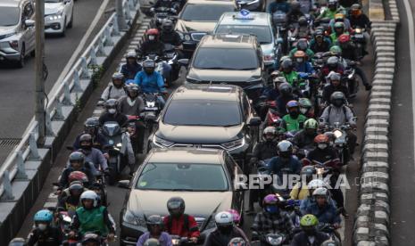 Sejumlah kendaraan terjebak kemacetan (ilustrasi). Berdasarkan penelitian, polusi (dalam segala bentuknya) menjadi ancaman kesehatan yang lebih berbahaya dari gabungan perang, terorisme, dan narkoba.