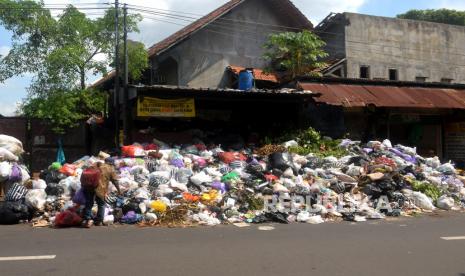 Tumpukan sampah meluber ke jalan di Tempat Pembuangan Sampah (TPS) Lempuyangan, Yogyakarta, Senin (9/5/2022). Kondisi sampah di TPS kota Yogyakarta mulai menumpuk dan tidak bisa dibuang imbas penutupan jalan masuk TPST Piyungan. Sejak Jumat petugas DLH Kota Yogyakarta sudah tidak bisa mengirimkan sampah ke TPST Piyungan.