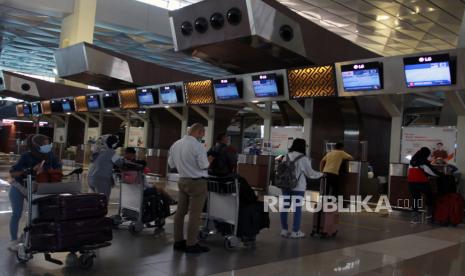 Calon penumpang dengan menerapkan jaga jarak mengantre untuk lapor diri di Terminal 3 Bandara Soekarno-Hatta, Tangerang, Banten, Jumat (10/7). Pada periode 1-12 Juli 2020, AP II mencatat jumlah penumpang di Soekarno-Hatta rata-rata mencapai 26.723 penumpang per hari. 