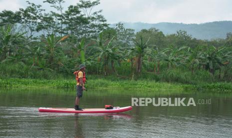 Operator wisata menjajal jalur wisata susur sungai di Pundong, Bantul, DI Yogyakarta, Rabu (20/10/2021). Wisata minat khusus menyusuri sungai Opak menggunakan papan Stand Up Paddle dengan jarak 10 kilometer tersebut memanfaatkan aliran sungai yang tenang yang mengutamakan standar keamanan wisata air. 