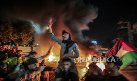  Warga Palestina memprotes Israel di Jalur Gaza utara, 25 April 2021. Warga Palestina memprotes poilice Israel yang menghalangi mereka mengakses daerah sekitar Gerbang Damaskus Kota Tua.