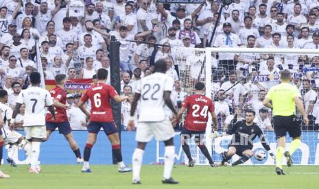 Gelandang Real Madrid Jude Bellingham (kiri) menjebol gawang Osasuna dalam pertandingan La Liga Spanyol di Santiago Bernabeu, Madrid, Sabtu (7/10/2023)