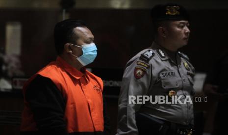 Kepala Kejaksaan Negeri Bondowoso Puji Triasmoro (kiri) memakai rompi tahanan usai menjalani pemeriksaan pasca OTT di Gedung Merah Putih KPK, Jakarta, Kamis (16/11/2023). Dari OTT tersebut KPK menahan Kajari Bondowoso Puji Triasmoro dan Kasi Pidsus Kejari Bondowoso Alexander Silaen beserta dua orang pihak swasta terkait dugaan tindak pidana korupsi berupa pemberian hadiah atau janji dalam rangka pengurusan perkara di Kejaksaan Negeri Bondowoso, dengan barang bukti berupa uang senilai Rp 450 juta.