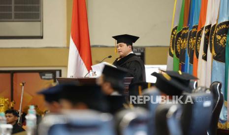 Menteri BUMN Erick Thohir menerima gelar Doktor Kehormatan dari Universitas Brawijaya, Malang, Jawa Timur, Jumat (3/3/2023). Ratusan karangan bunga ucapan selamat atas penganugerahan gelar Doktor Kehormatan (Honoris Causa) kepada Menteri BUMN Erick memenuhi halaman Gedung Samantha Krida, Universitas Brawijaya, Malang, Jawa Timur.