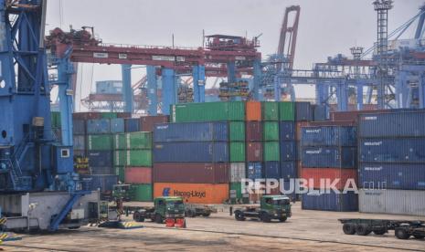 Aktivitas bongkar muat peti kemas di pelabuhan Tanjung Priok, Jakarta, Kamis (26/9/2024). Menteri Koordinator (Menko) Bidang Pemberdayaan Masyarakat Muhaimin Iskandar hendak membentuk Satgas impor.