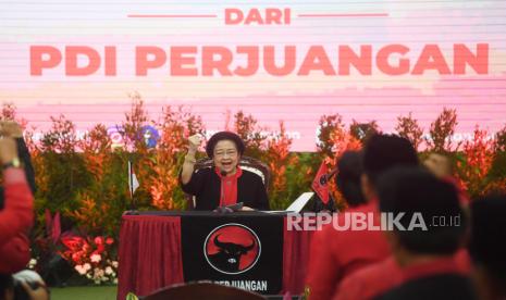 Ketua Umum PDI Perjuangan Megawati Soekarnoputri berpidato usai memberikan dukungan kepada sejumlah bakal calon gubernur dan wakil gubernur yang akan diusung dalam Pilkada 2024 di Jakarta, Kamis (22/8/2024). PDI Perjuangan resmi memberikan dukungan kepada 169 bakal calon kepala daerah termasuk enam bakal calon gubernur untuk daerah Jambi, Kepulauan Bangka Belitung, Kepulauan Riau, Bali, Papua Tengah dan Papua Selatan pada Pilkada 2024.