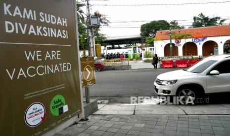 Poster tanda sudah vaksin Covid-19 terpasang pada bagian depan hotel di Yogyakarta, Ahad (12/9). Beberapa hotel di Yogyakarta memasang poster sudah mengikuti vaksinasi Covid-19. Hal ini untuk meyakinkan pengunjung yang akan menginap di hotel saat berkunjung ke Yogyakarta.