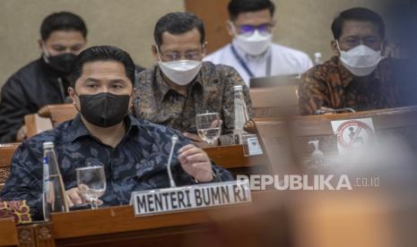 Menteri BUMN Erick Thohir memberikan paparannya saat mengikuti Rapat Kerja dengan Komisi VI DPR di Kompleks Parlemen, Senayan, Jakarta, Senin (4/7/2022). Raker tersebut beragendakan pengambilan keputusan terhadap usulan BUMN penerima PMN 2023 dan Inisiatif Corporate Action 2022/right issue 2022. 