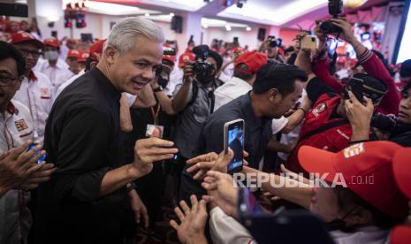 Bakal capres yang diusung PDIP, Ganjar Pranowo menyapa relawan dalam acara Deklarasi Relawan Gapura Nusantara di Jakarta, Sabtu (10/6/2023). Relawan Ganjar dideklarasikan di berbagai daerah.