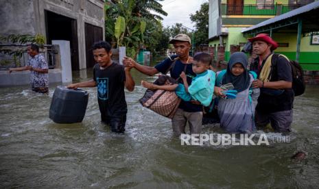 Warga meninggalkan rumah mereka yang terendam banjir akibat jebolnya tanggul Sungai Jratun-Wulan, di Desa Undaan Kidul, Kecamatan Karanganyar, Kabupaten Demak, Jawa Tengah, Kamis (8/2/2024). 