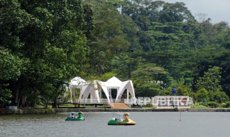 Pengunjung naik perahu bebek di Situ Gede, Kota Bogor, Jawa Barat, Kamis (16/12/2021). Situ Gede telah menjadi daya tarik wisatawan dalam beberapa tahun terakhir. 