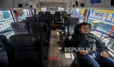 Sejumlah penumpang saat menaiki bus listrik Transjakarta di Terminal Blok M, Jakarta, Senin (6/7). PT Transportasi Jakarta (Transjakarta) melakukan uji coba dua unit bus listrik EV1 dan EV2 rute Balai Kota - Blok M dengan mengangkut penumpang. Republika/Putra M. Akbar