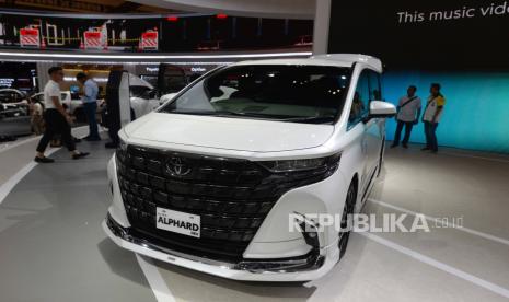 Pengunjung melihat Toyota All New Alphard Hybrid Electric Vehicle (HEV) di GAIKINDO Indonesia International Auto Show (GIIAS) 2023 yang berlangsung di ICE BSD City, Tangerang, Kamis (10/8/2023). 