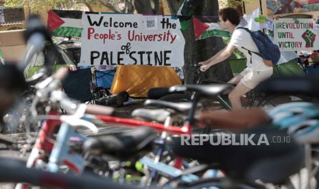 Mahasiswa bersepeda di dekat perkemahan mahasiswa saat mereka bergabung dengan gerakan protes Pro-Palestina yang muncul di universitas-universitas Amerika di kampus Universitas Stanford di Stanford. 