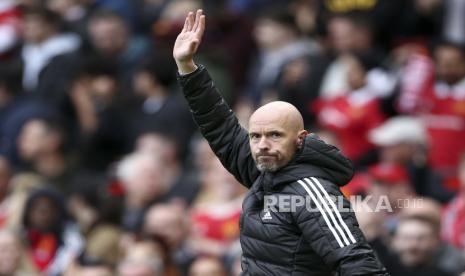 Reaksi pelatiih Manchester United Erik ten Hag selama pertandingan Liga Europa 2022/2023.