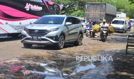 Kendaraan melintasi jalan raya yang rusak di wilayah Jawa Tengah (ilustrasi) 