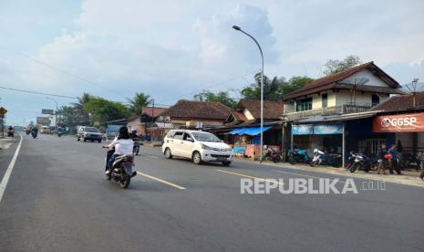 Kondisi arus lalu lintas di jalur selatan Jabar, tepatnya di Jalan Raya Rajapolah, Kabupaten Tasikmalaya, Kamis (20/4/2023) sore. Polisi menyebut volume kendaraan yang melintas di jalur selatan Jabar mulai mengalami penurunan dibandingkan kemarin.