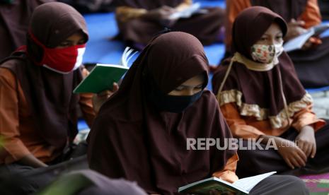 Pelajar SD Negeri 42 memakai seragam pramuka dilengkapi atribut kerudung (jilbab) saat mengikuti aktivitas belajar mengajar di Banda Aceh, Aceh, Jumat (5/2/2021). Tiga menteri dari Kementerian Pendidikan dan Kebudayaan (Kemdikbud), Kementerian Dalam Negeri (Kemendagri) dan Kementerian Keagamaan (Kemenag) meluncurkan Surat Keputusan Bersama (SKB) terkait pakaian seragam dan atribut di lingkungan sekolah negeri. 