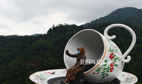 Pengunjung berswafoto di objek wisata Watu Rumpuk Desa Mendak, Dagangan, Kabupaten Madiun, Jawa Timur.