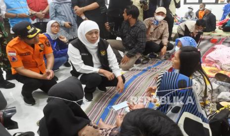 Gubernur Jawa Timur Khofifah Indar Parawansa (kedua kiri) didampingi Bupati Lumajang Thoriqul Haq (kiri) berbincang dengan warga terdampak Awan Panas Guguran (APG) Gunung Semeru yang mengungsi di Balai Desa Penanggal, Candipuro, Lumajang, Jawa Timur, Senin (5/12/2022). Dalam kunjungan tersebut gubernur berdialog dan memberikan bantuan kepada warga terdampak APG Gunung Semeru. 