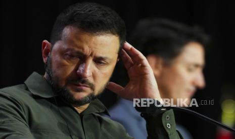 Presiden Ukraina Volodymyr Zelenskyy menepis pernyataan Presiden Rusia Vladimir Putin soal jumlah tentaranya yang tewas dalam perang.