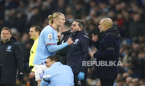 Pemain Manchester City Erling Haaland berbicara dengan pelatih kepala Manchester City Pep Guardiola pada pertandingan sepak bola Liga Premier Inggris antara Manchester City dan Aston Villa di Stadion Etihad di Manchester, Inggris, Senin (13/2/2023) dini hari WIB