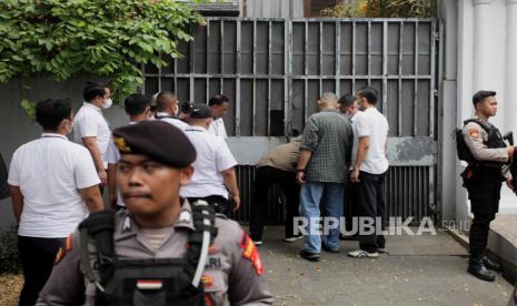 Polisi bersiap menggeledah rumah Ketua KPK Firli Bahuri di Jalan Kertanegara, Kebayoran Baru, Jakarta, Kamis (26/10/2023). Penggeledahan tersebut diduga terkait kasus dugaan pemerasan mantan Menteri Pertanian Syahrul Yasin Limpo oleh Ketua KPK Firli Bahuri. Selain di Kertanegara, rumah Ketua KPK Firli Bahuri di Perumahan Villa Galaxy, Bekasi, Jawa Barat, juga digeledah oleh Polisi.