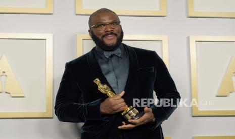 Tyler Perry, pemenang Penghargaan Kemanusiaan Jean Hersholt, berpose di ruang pers di Oscar pada hari Minggu, 25 April 2021, di Union Station di Los Angeles. Tyler pernah meminjamkan mansion-nya untuk Pangeran Harry dan Meghan.