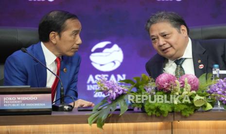 Presiden Joko Widodo (kiri) berbincang dengan Menteri Koordinator Bidang Perekonomian Airlangga Hartarto.