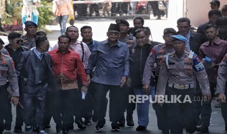 Pimpinan Pondok Pesantren Al Zaytun Panji Gumilang berjalan saat akan menjalani pemeriksaan di Bareskrim Mabes Polri, Jakarta, Selasa (1/8/2023). Panji Gumilang menjalani pemeriksaan sebagai saksi terkait tindak pidana penistaan agama