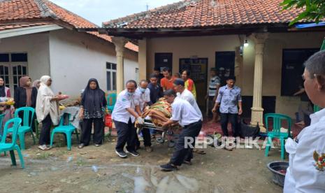 Seorang petugas KPPS di Desa Lobener, Kecamatan Jatibarang, Kabupaten Indramayu, yang meninggal dunia, akan dimakamkan pada Rabu (21/2/2024). Almarhum meninggal dunia pada Selasa (20/2/2024) malam diduga akibat kelelahan. 