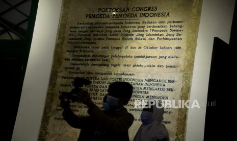 Pengunjung melihat koleksi museum Sumpah Pemuda di Jakarta, Rabu (28/10). Memperingati Hari Sumpah Pemuda, walau tidak seramai tahun lalu tapi masih banyak pengunjung yang mengunjungi museum ini. Pihak Museum pun melakukan pembatasan pengunjung dan menerapkan protokol kesehatan. 