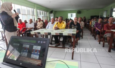 Petugas Komisi Pemilihan Umum (KPU) Kota Surabaya memberi penjelasan saat sosialisasi Pemilu 2024 di Unit Pelaksana Teknis Dinas (UPTD) Griya Wreda, Surabaya, Jawa Timur, Jumat (5/1/2024). Sosialisasi itu untuk memberikan pemahaman dan cara menggunakan hak suara mereka pada Pemilu 2024. 