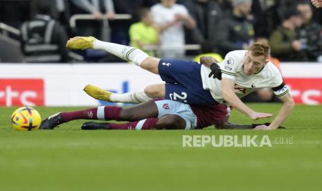 West Ham Michail Antonio (terbawah) berebut bola dengan pemain Tottenham Dejan Kulusevski pada pertandingan sepak bola Liga Premier Inggris antara Tottenham Hotspur dan West Ham United di stadion Tottenham Hotspur di London, Ahad (19/2/2023).