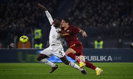 Pemain Bologna Adama Soumaoro (kiri) beraksi melawan pemain Roma Nicolo